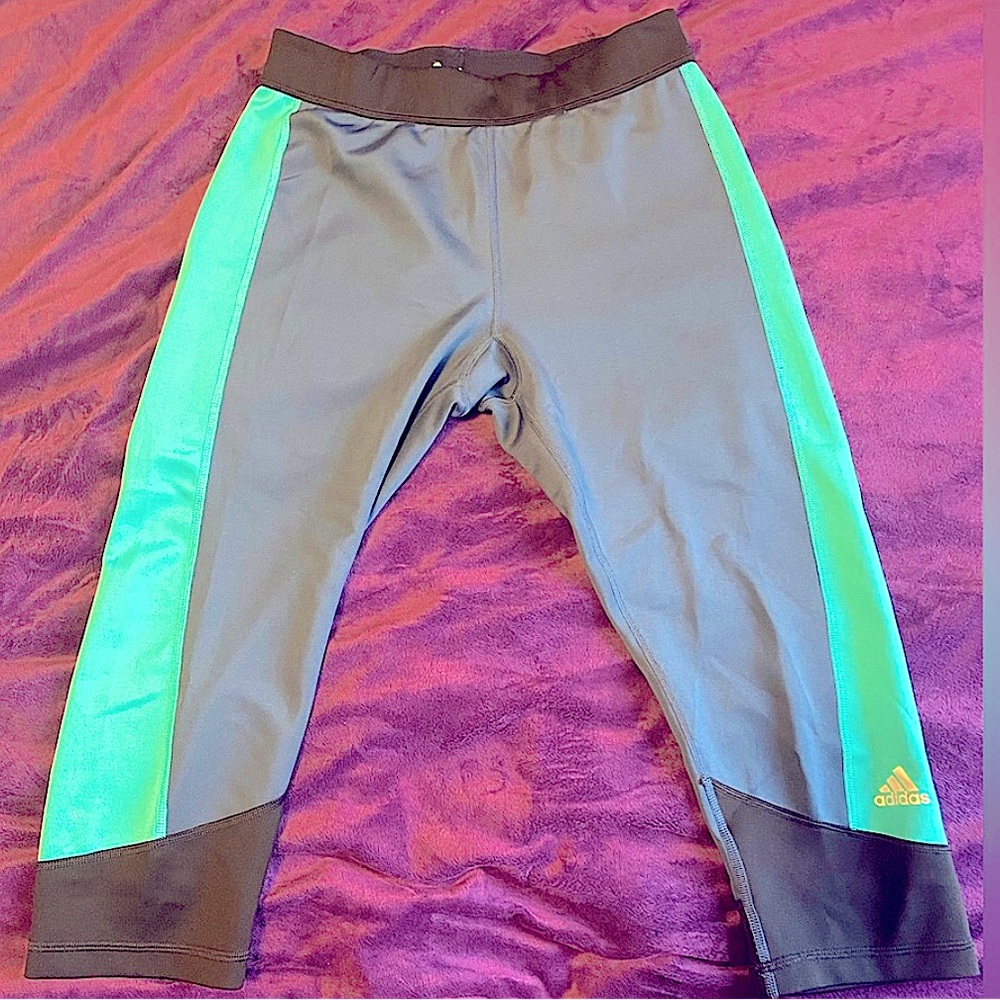 2 FOR 15$⚡️🔥Three Colors Adidas Cropped leg. ClimaCool & really soft fabric 🌸